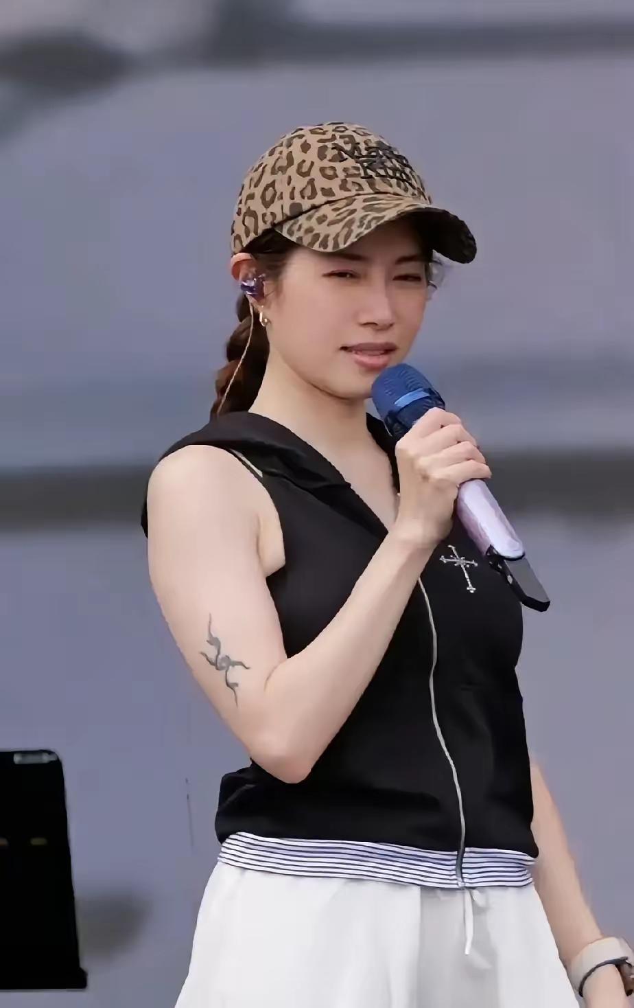 她有着一种幼态之美，年近五十，脸上的肌肤依旧细腻。她曾是红遍大街小巷的“平民天
