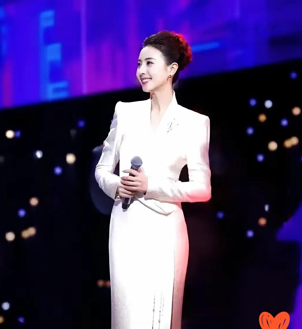 央视的门面，昨晚好像被人换下来了！新上台的姑娘往那一站，全场瞬间安静，我直接看呆