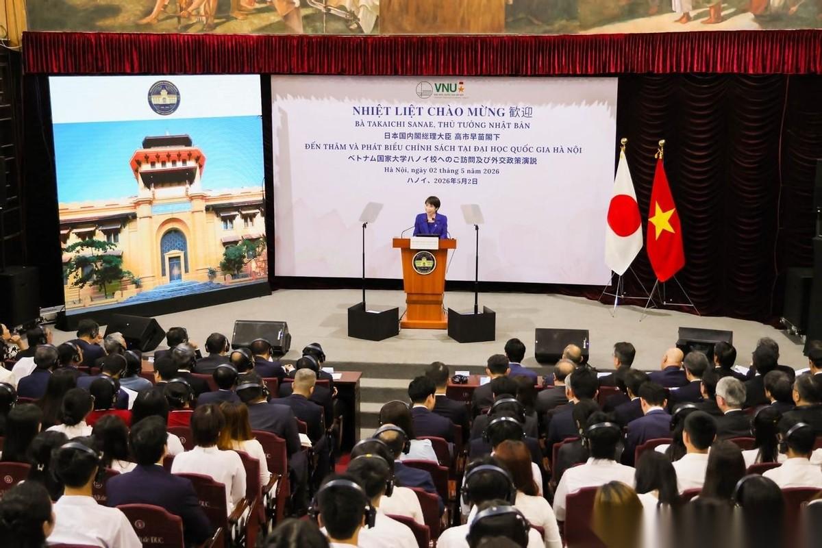 当地时间5月2日，日本首相高市早苗兴致勃勃地访问了越南河内国家大学，并且在该学校