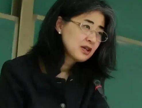 1999年，28岁北大才女田晓菲嫁给自己的美国导师，父母气的咬牙切齿，但田晓