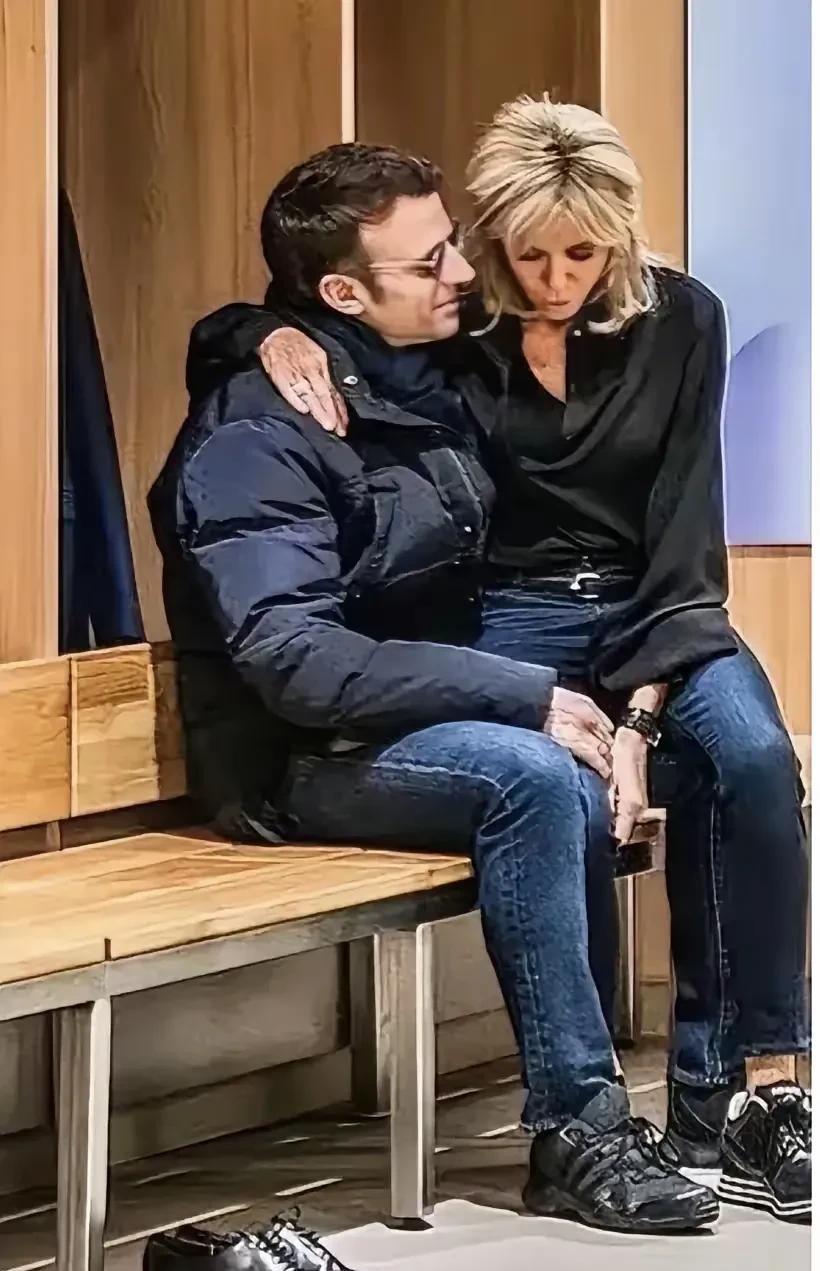 这是马克龙总统与夫人布丽吉特的一张合影照照片中两人十指紧扣，马克龙紧紧盯着妻子