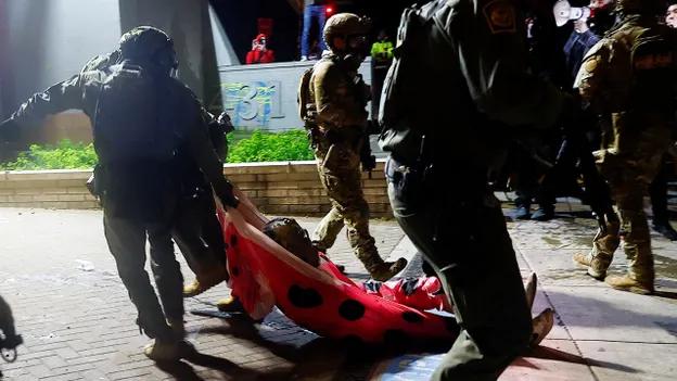 对抗升级，集会结束，警方展开逮捕周六晚间，美国俄勒冈州波特兰市多场“反对王权