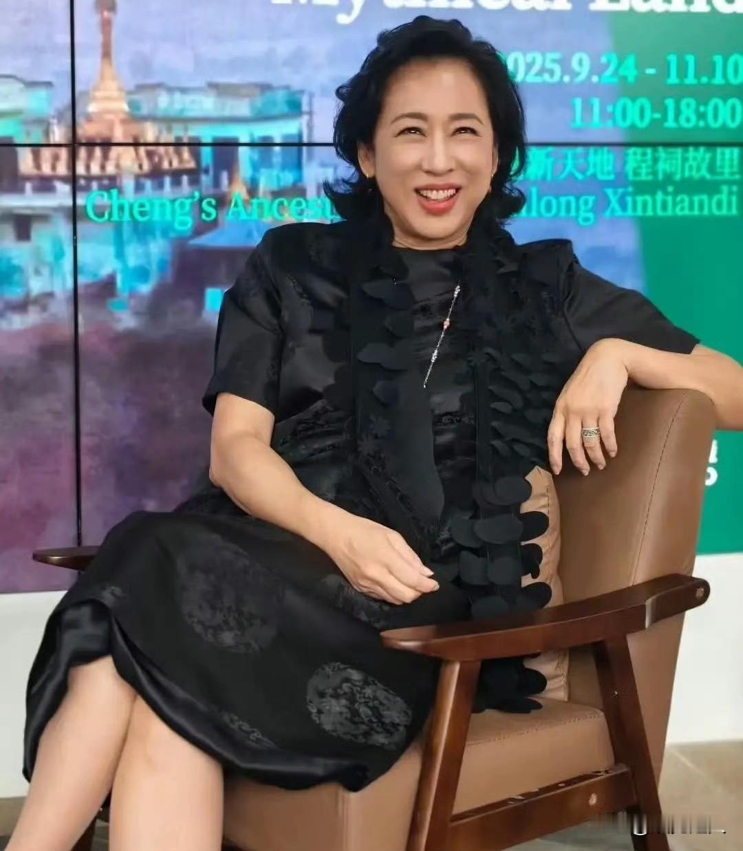 郭晶晶婆婆朱玲玲这波操作又让人议论开了！最近她在上海办摄影展，宣传海报上“罗