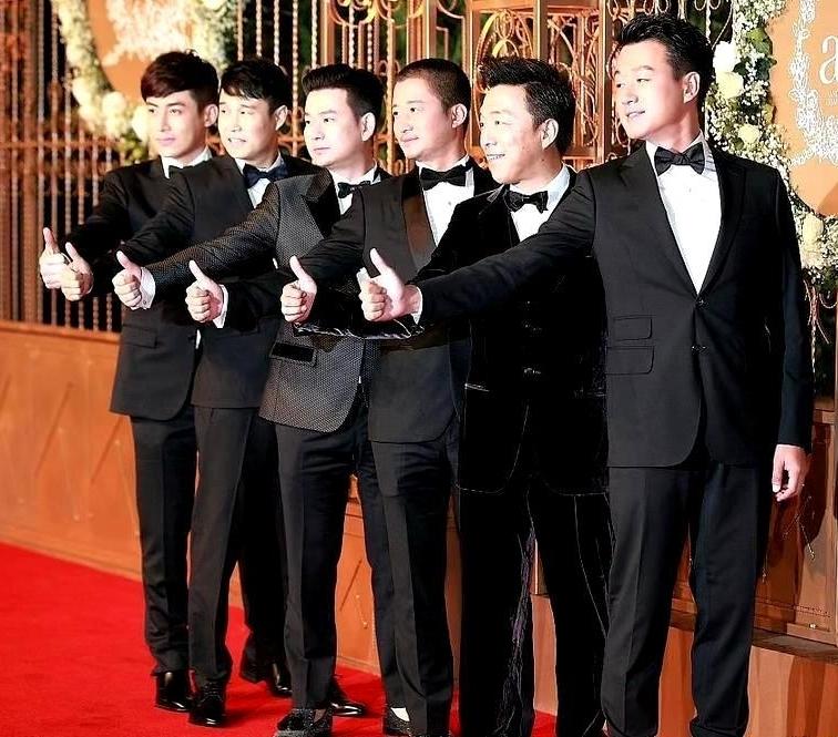 6位西装革履的靓仔同框：最抢镜的不是高大修伟的佟大为，不是目光沉和的吴京，也非台