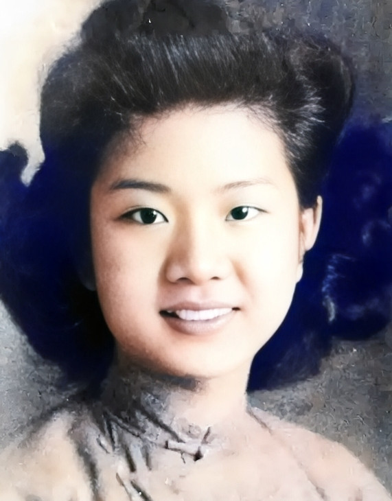 1925年，一小妾在无尽的绝望中，抛下两个年幼的女儿，结束了自己的生命，可万万没