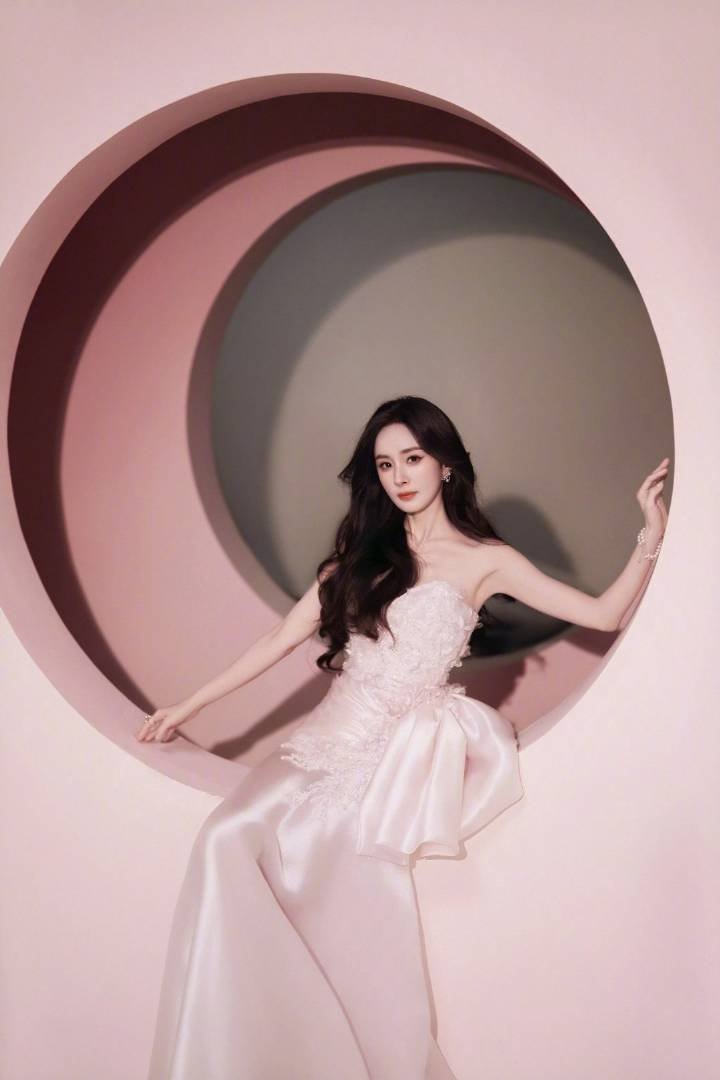 杨幂迪丽热巴昨日直播[抱抱][抱抱][抱抱]状态超级好的两个大美女我可以加入嘛