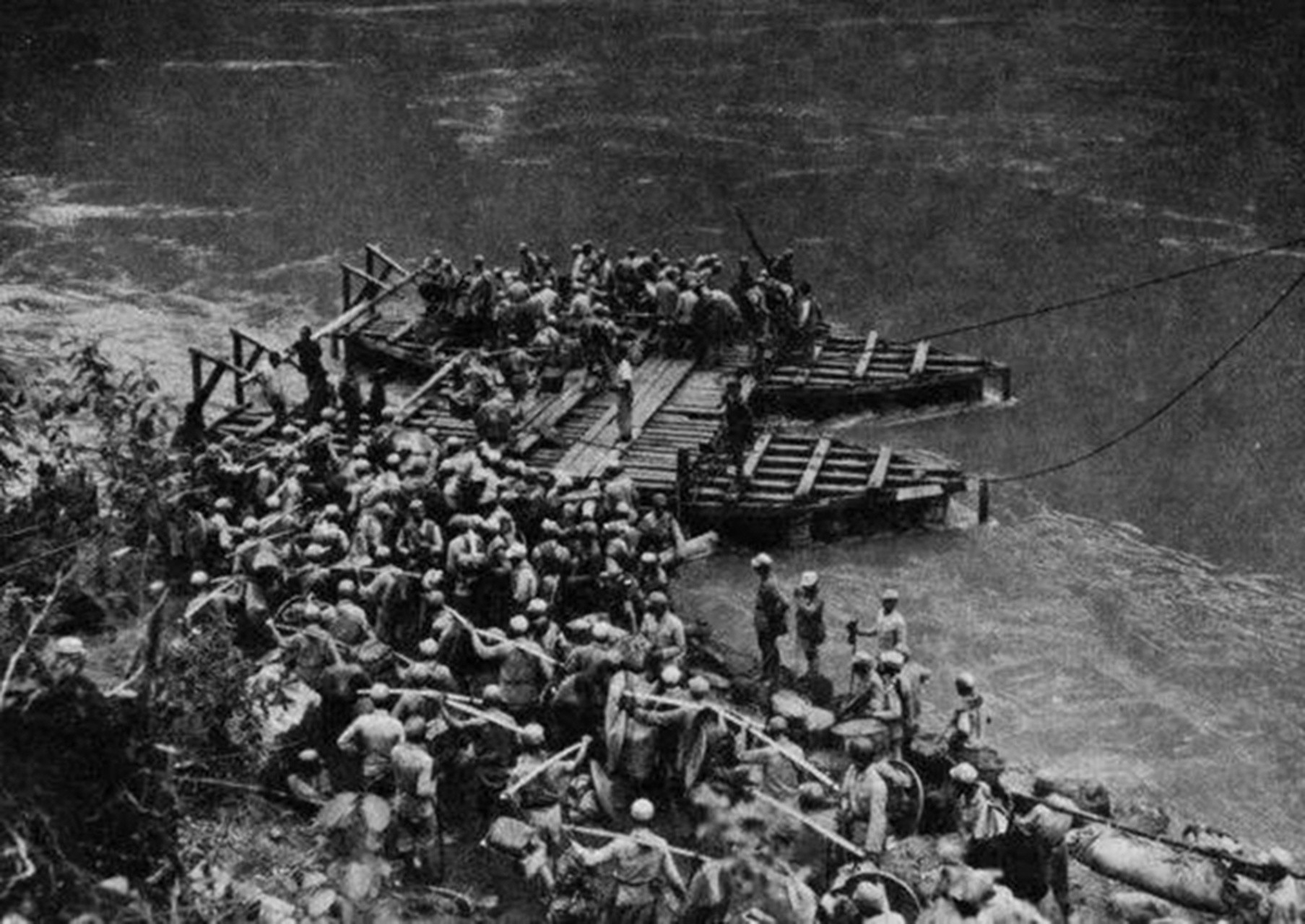 飞扬军事1944年5月11日，中国远征军强渡怒江，发起滇西反攻！​​