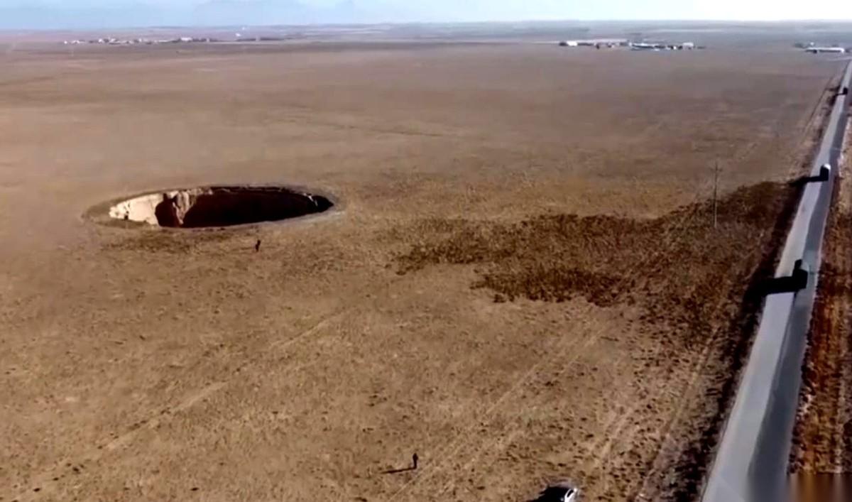 土耳其平原上，突然冒出将近700个巨坑。第一眼看卫星图，我后背都凉了。太整齐了