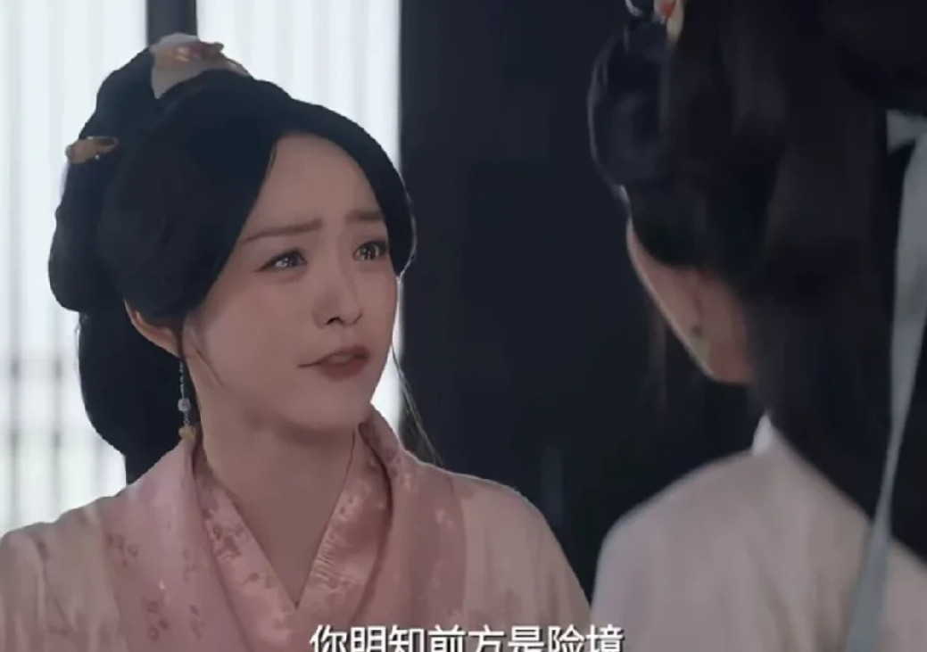 果然，大乔终于暴露了“真面目”，她根本不是傻白甜。相安无事时和小乔是好姐妹，一有