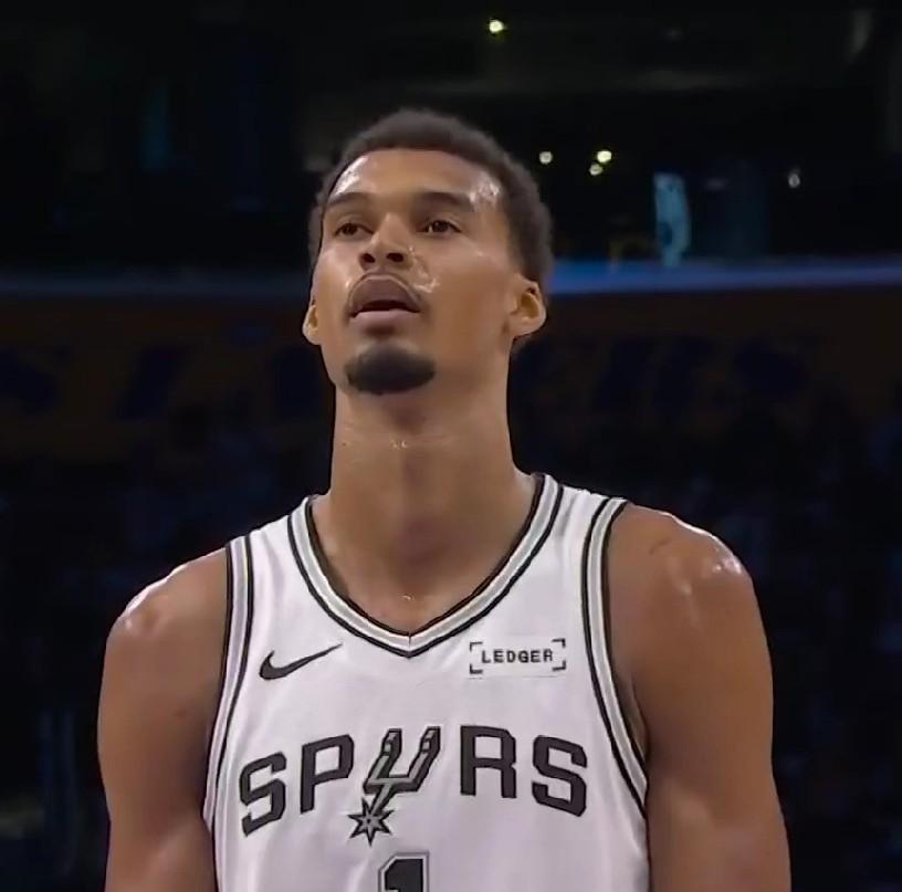 27场比赛打完！！马刺20胜7负排名西部第二，队内场均有8名球员得分上双！！