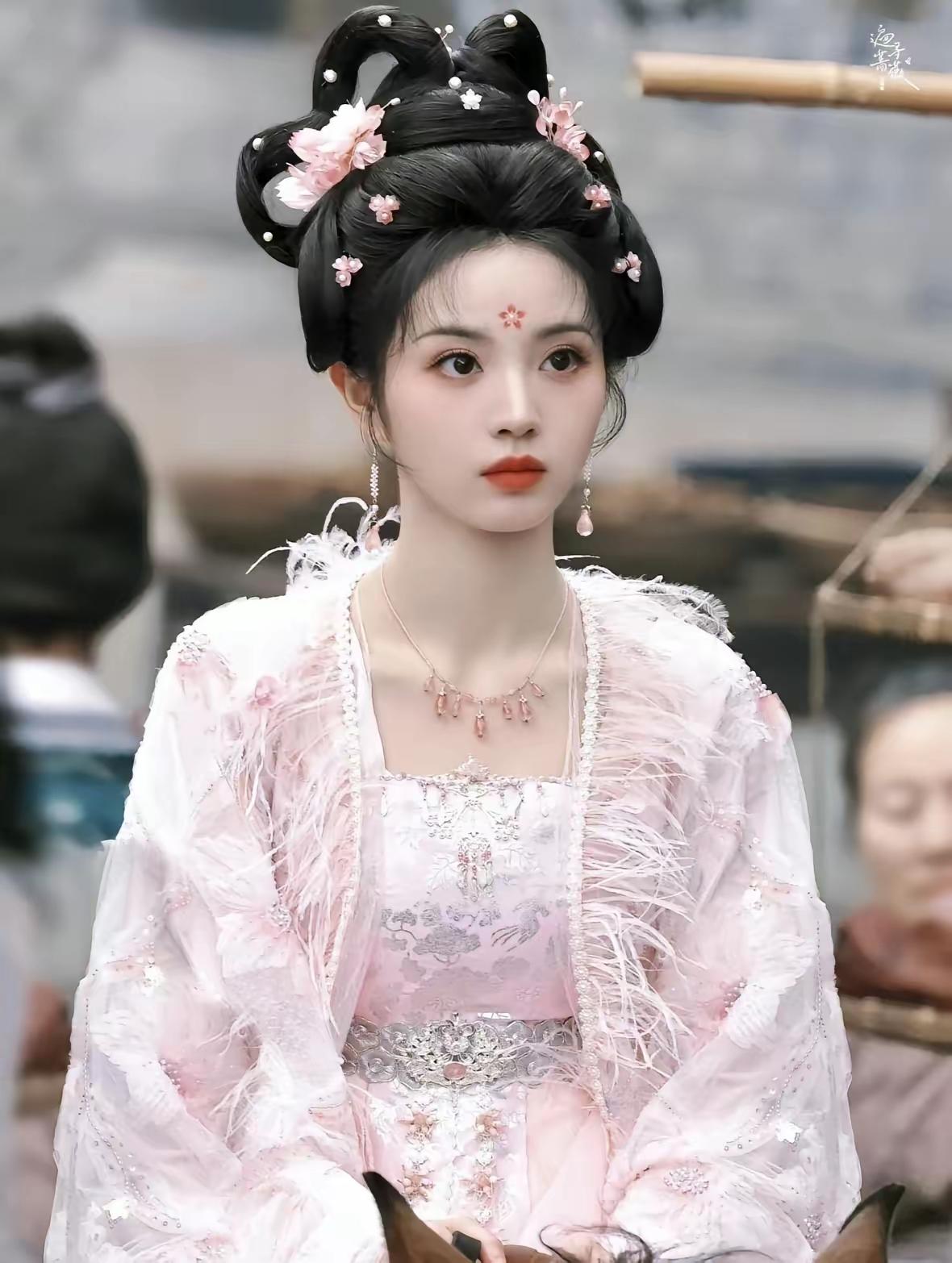 内娱出了个怪事，谁跟田曦薇搭戏，谁就“塌房”。不是真塌，是剧一火，男主的私生活