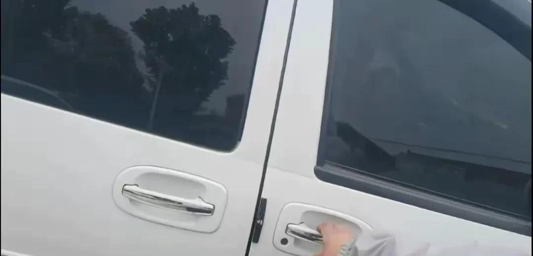 北京，男子通过关系买了二手“京牌”车，开了近8年，某天停在车位，车却不见了，车里