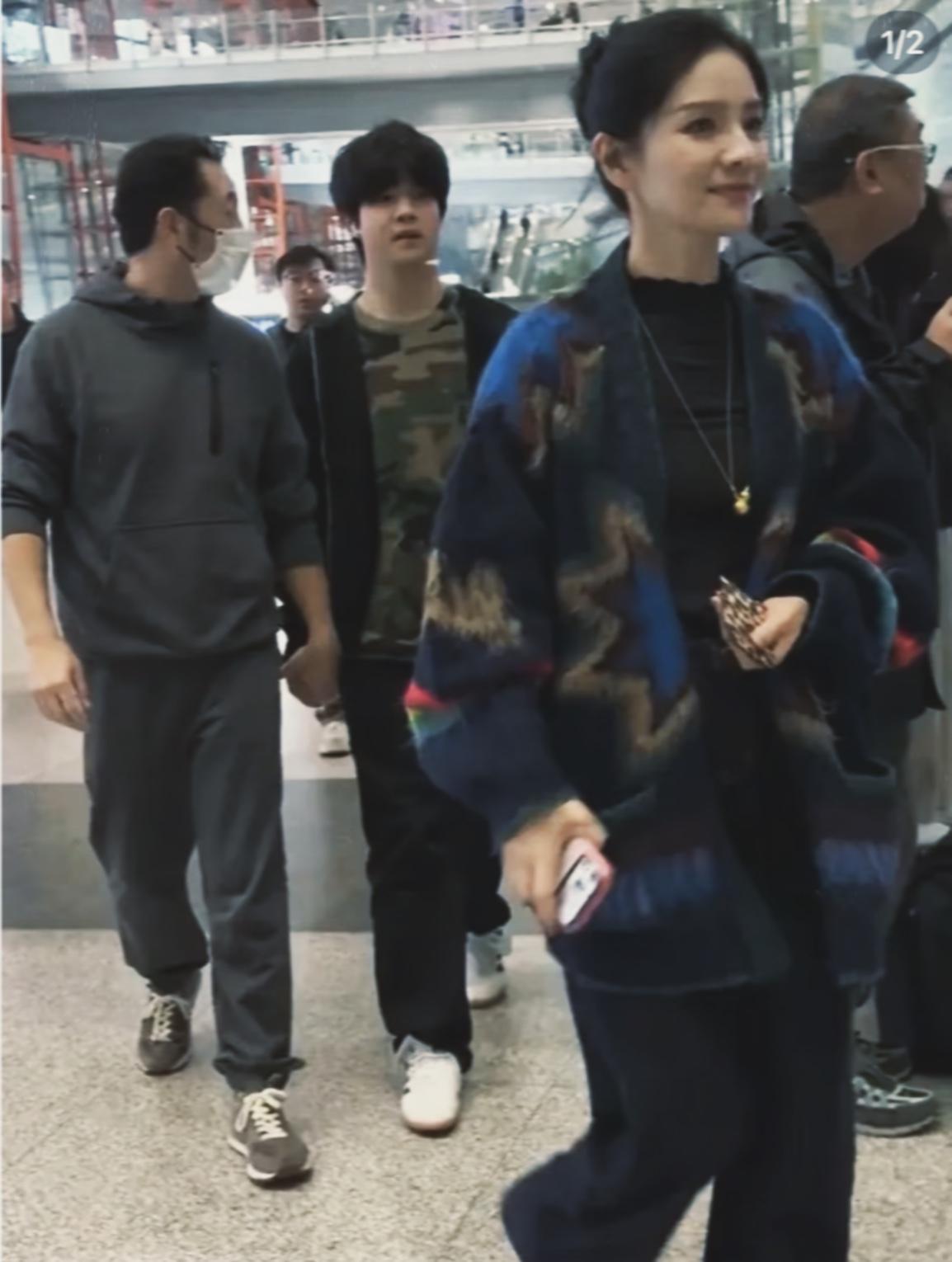 现在全网最懵的绝对是李湘！沙溢胡可悄悄去英国看留学的俩儿子，网友偶遇才曝光，