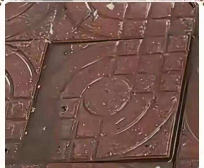 下雨天出门，最怕遇上这种红地砖。干平平的时候看着平平无奇，一脚踩上去啥事没有。