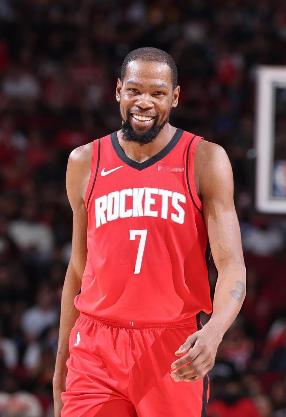 西蒙斯希望加盟火箭前NBA状元西蒙斯在休息一年后，正在积极训练，以