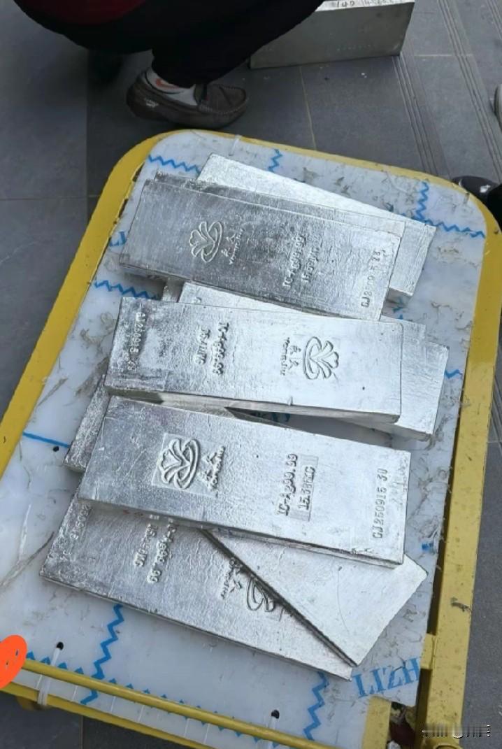 我哥刚才给我上了一课。他说，你拿1万2去买黄金，能买13克，金价涨1块钱，你赚