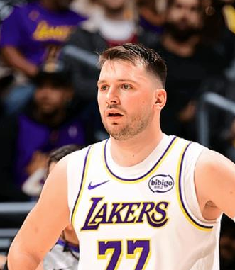 东契奇复出砍下25分，湖人大胜猛龙。NBA常规赛，湖人主场迎战猛龙，这场比赛东契