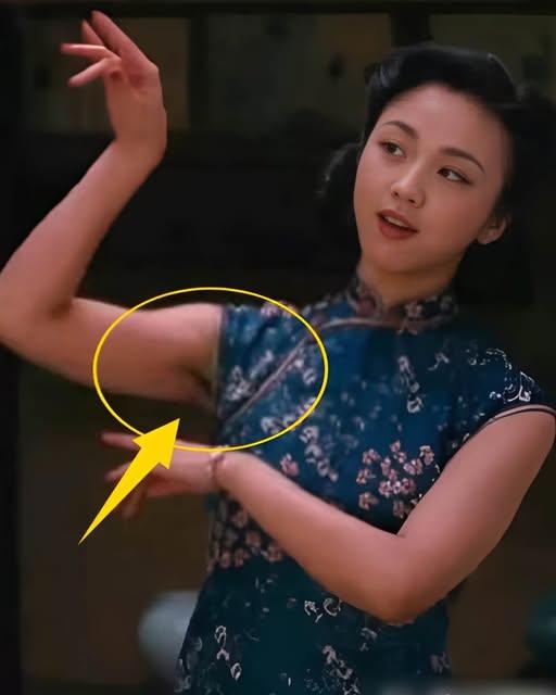 原来，汤唯的腋毛留了8个月！还是李安特地要求的。理由匪夷所思，李安说：“连我