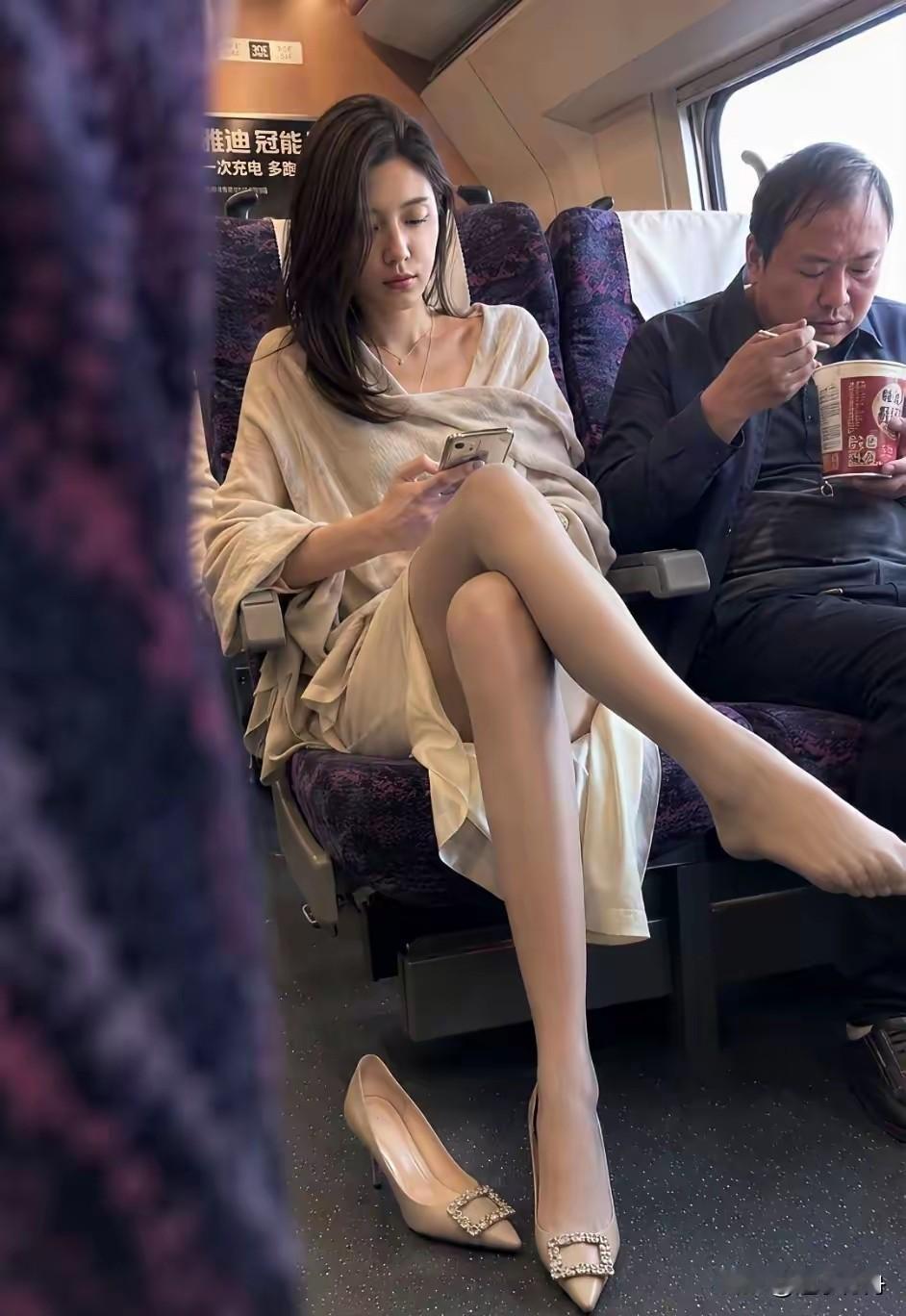 人长得很美但是素质不太高，座无虚席的高铁上光着脚旁若无人的翘着二郎腿，更搞笑的是