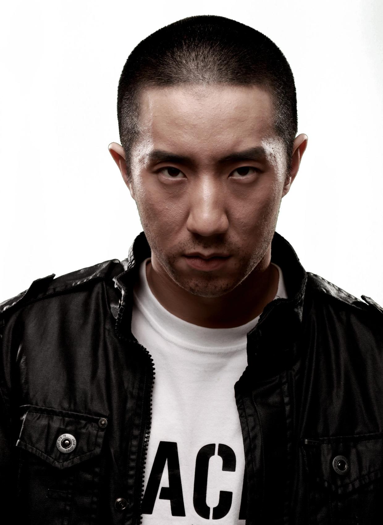 43岁的房祖名蜗居台湾，不婚、不出门、不工作。成龙无数次拿起手机，手指悬在拨号键