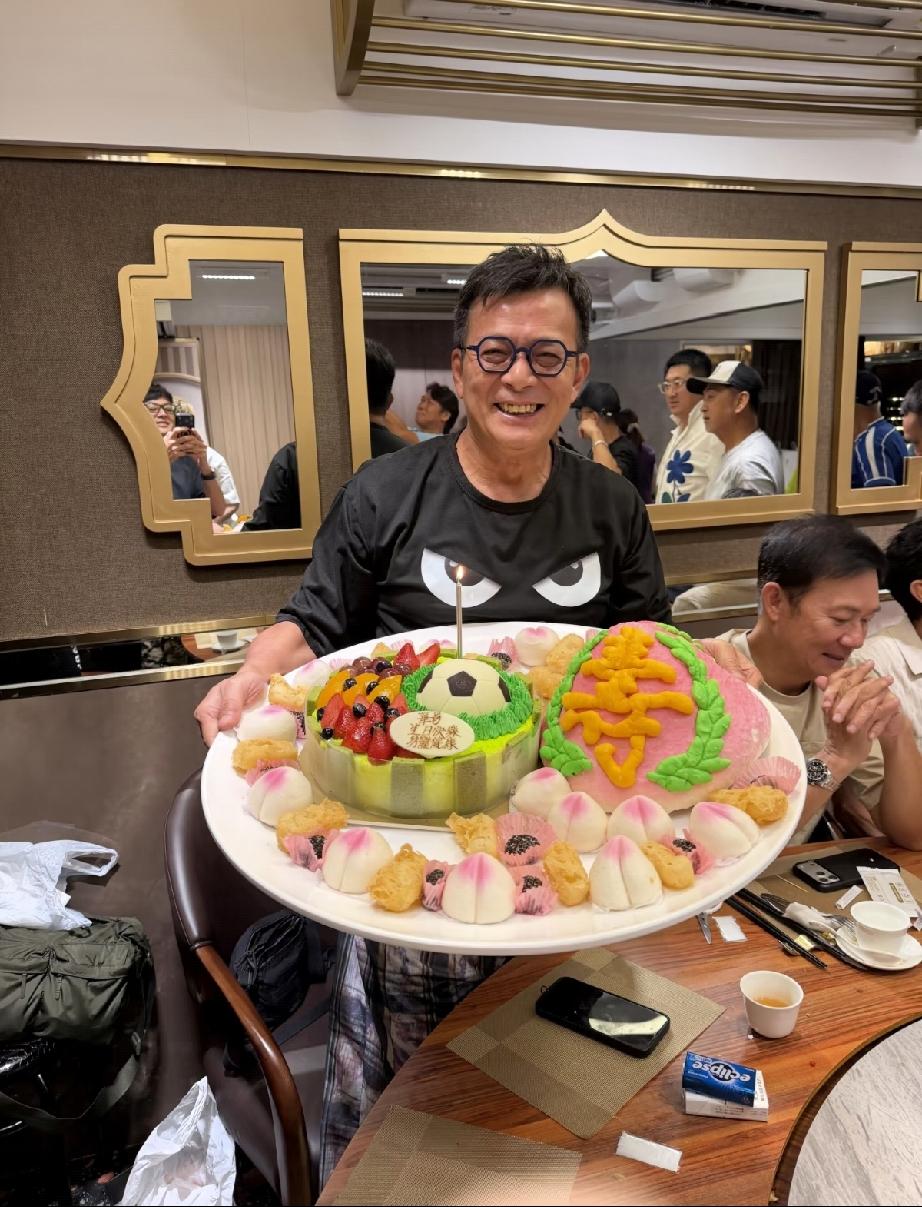 9月2日，黄日华与香港明星足球队的成员一起给自己过65岁生日，他咖位太低了，唯一