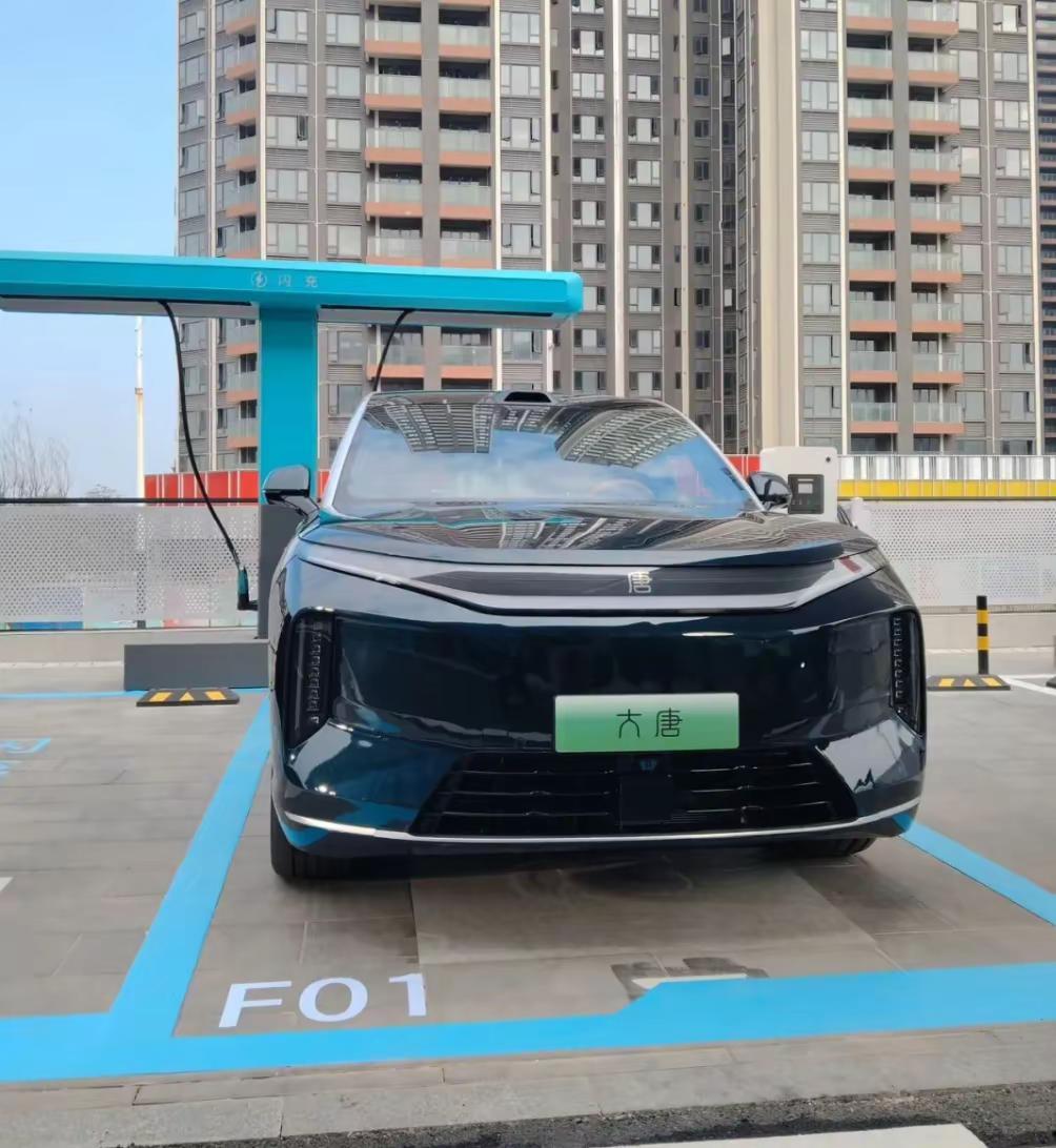 大唐无伪装实车曝光，零百4.9秒，双拼色。1.实车基本和概念车外观保持一致，外观