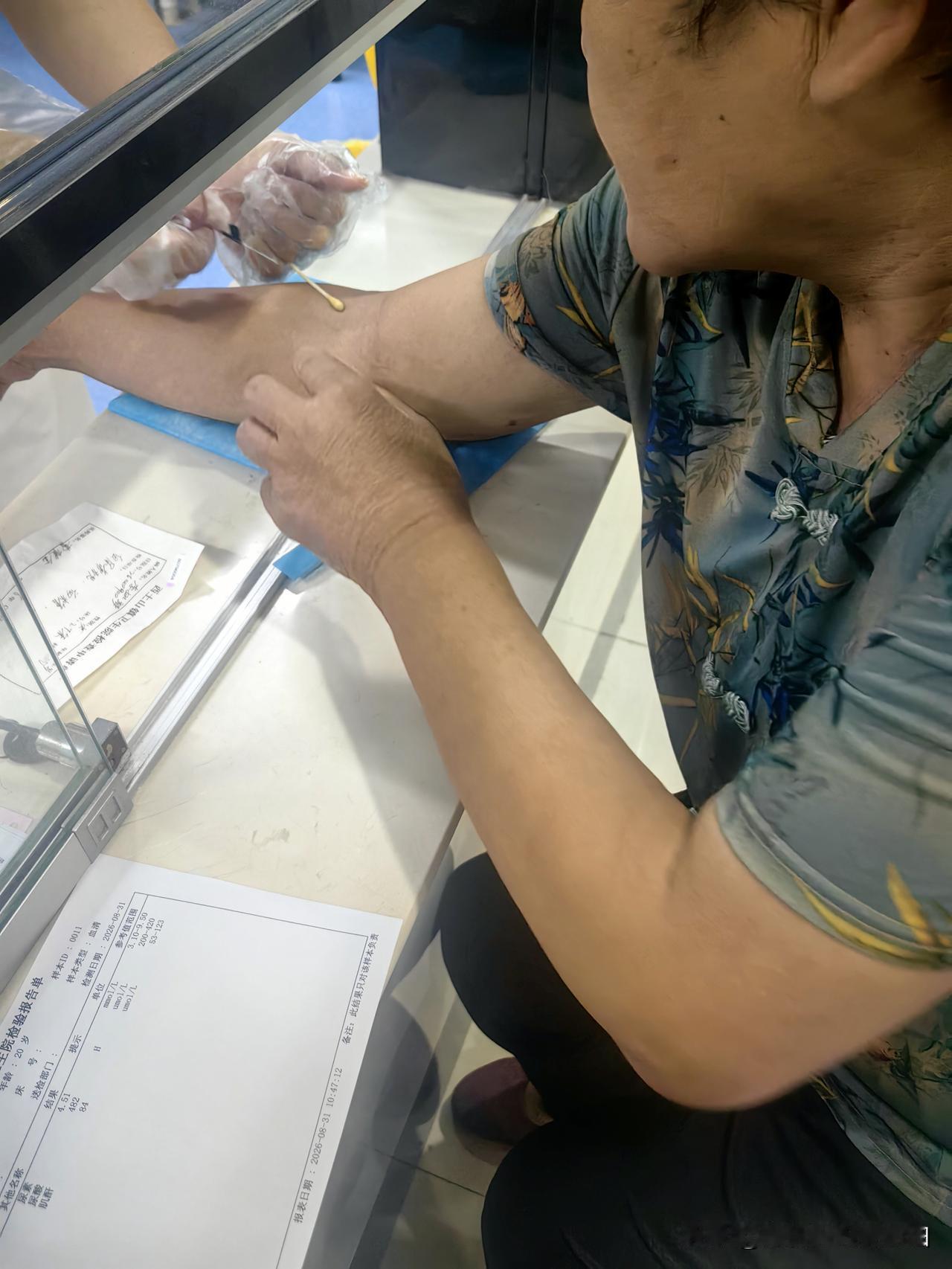 73岁的妈妈，十几年前就得了脑梗塞，这十几年里一直头疼，时轻时重，喝着降血脂，降
