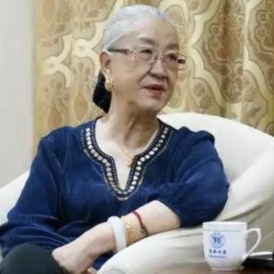 1986年，中央一条“高干子弟一律不准经商”，使得原国防部长耿飚的长女，一夜之间