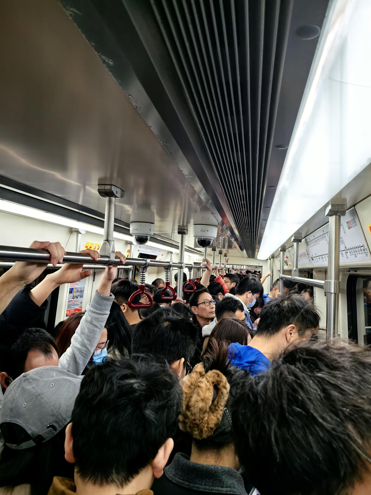 谁能想到广州地铁21号线这种郊区线路，也那么死鬼挤！在苏元站第一轮经常挤不上，要