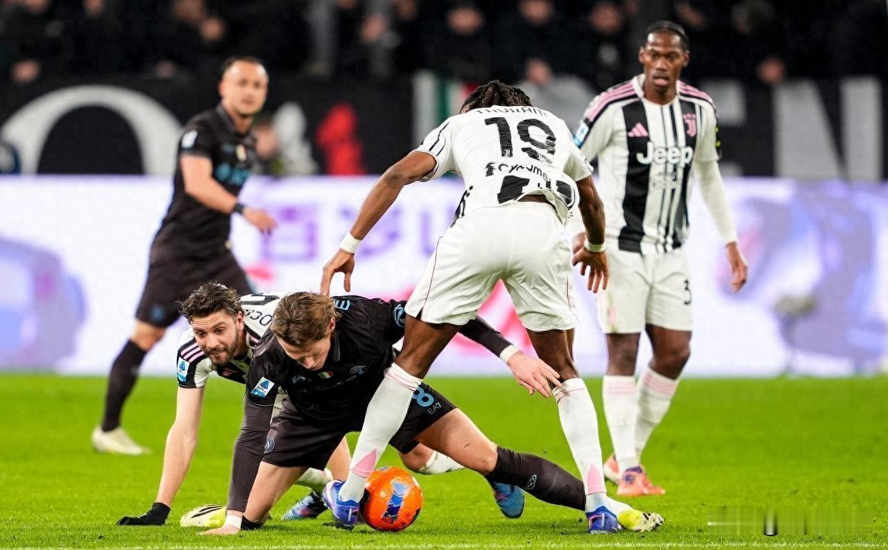 尤文赢了那不勒斯，科莫六球干翻都灵，争四乱成一锅粥。国米52分遥遥领先，那不勒