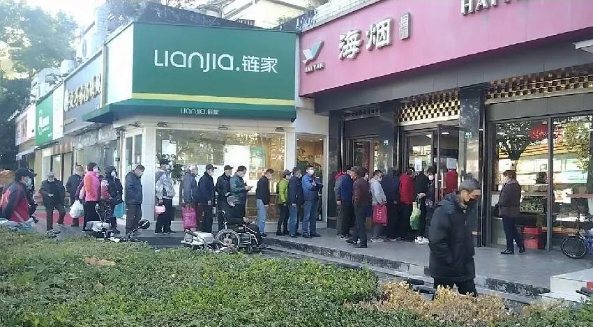 在上海的南京路上逛着，远远的就看到一个店面前面有很多人排队，我自然想到是什么网红