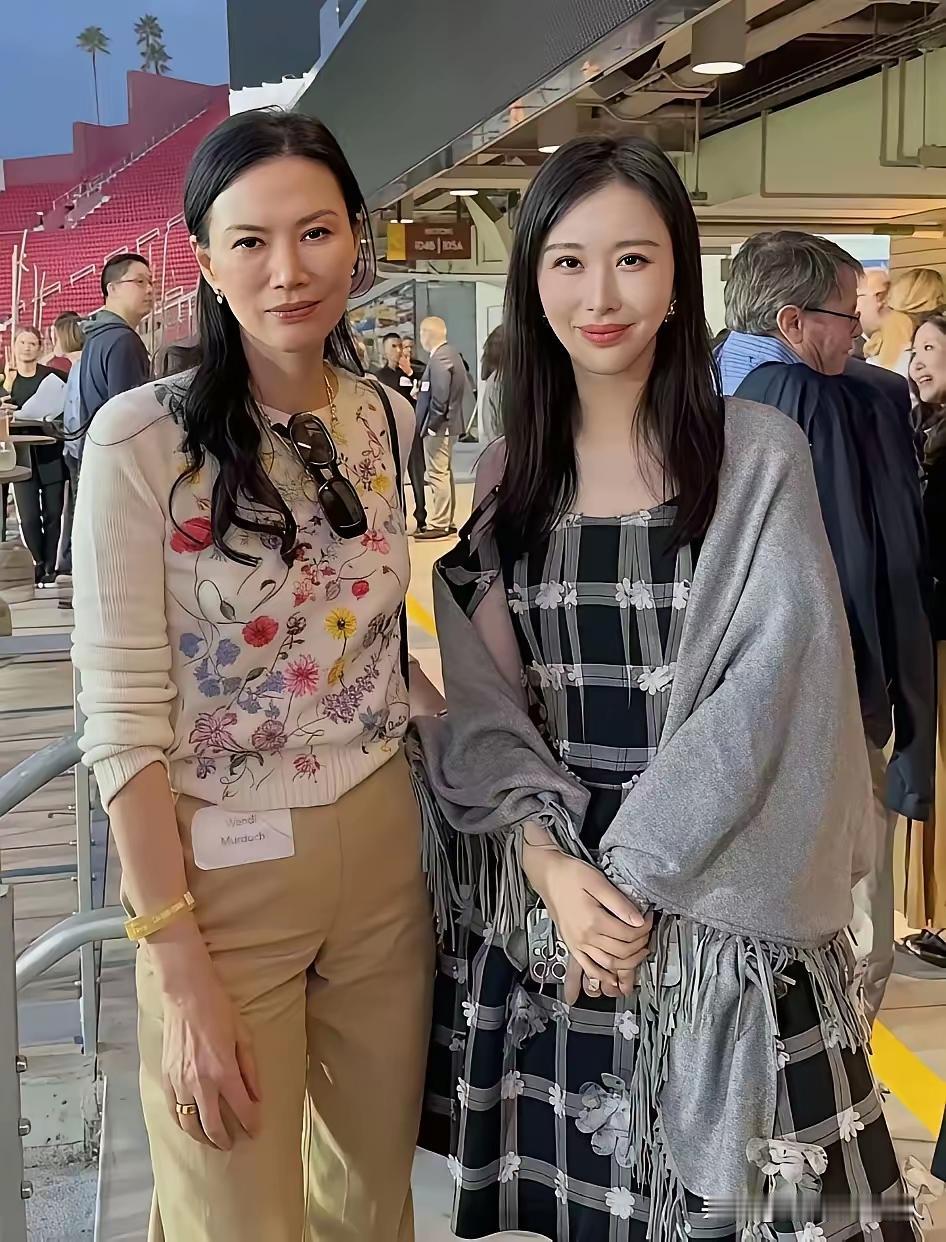 这俩个人同框，邓文迪icon一副不想理你的样子，仿佛在说，你跟我不在一个档次。