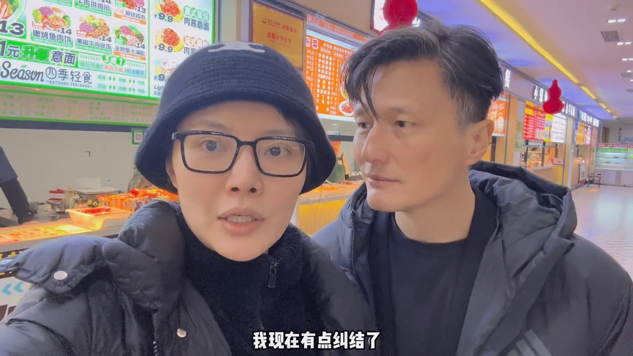 这竟然是徐冬冬尹子维最真实的明星食堂图鉴！徐冬冬尹子维坐在学生堆里毫无违和，餐盘