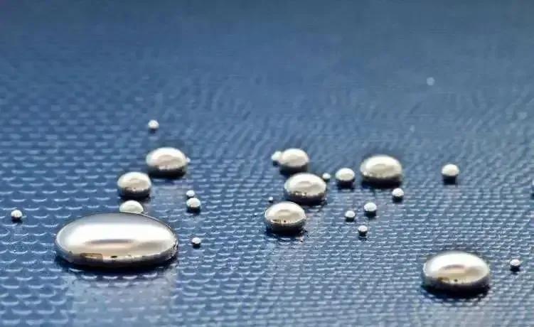 1997年1月，凯伦做实验时，不小心将两滴溶液滴到了乳胶手套上。两滴无色液体