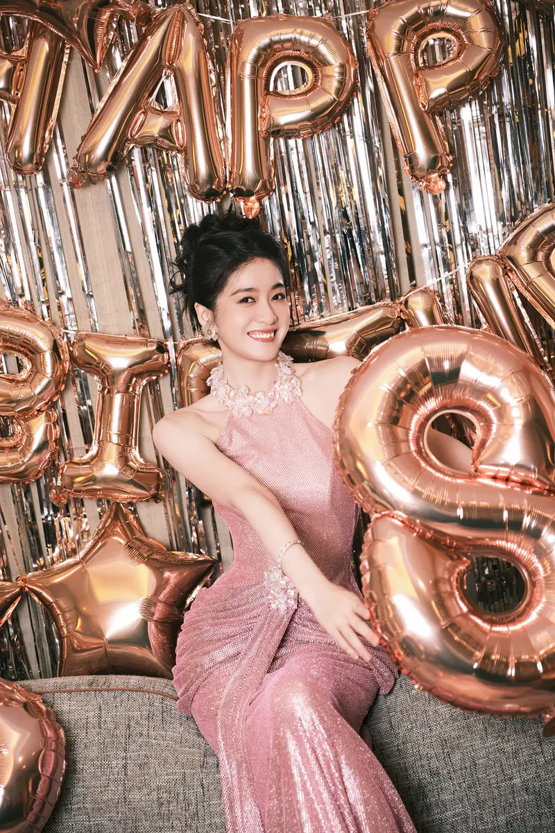张雪迎穿粉色亮片裙似人鱼姬笑容甜美灿烂庆祝28岁生日