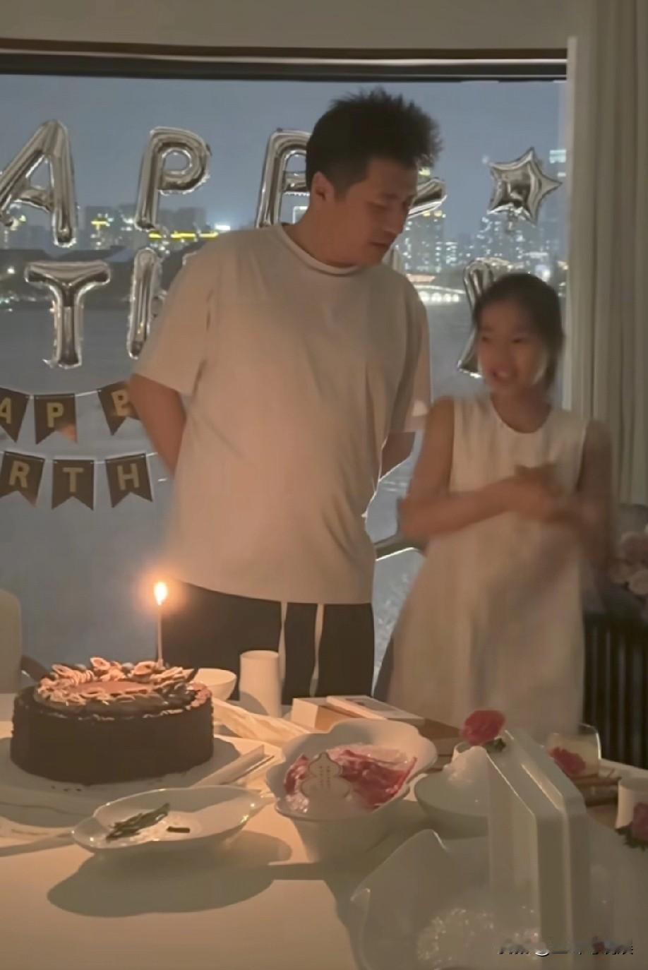 5月18日，张雪峰的女儿张姩菡发文祝福爸爸生日快乐，令无数网友泪目，她表示打了很