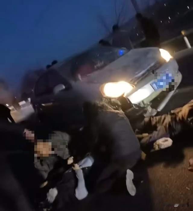 甘肃一家族近20人跪地在公路上祭祖！多人被过往车辆撞飞！当时天已黑，祭祖人员