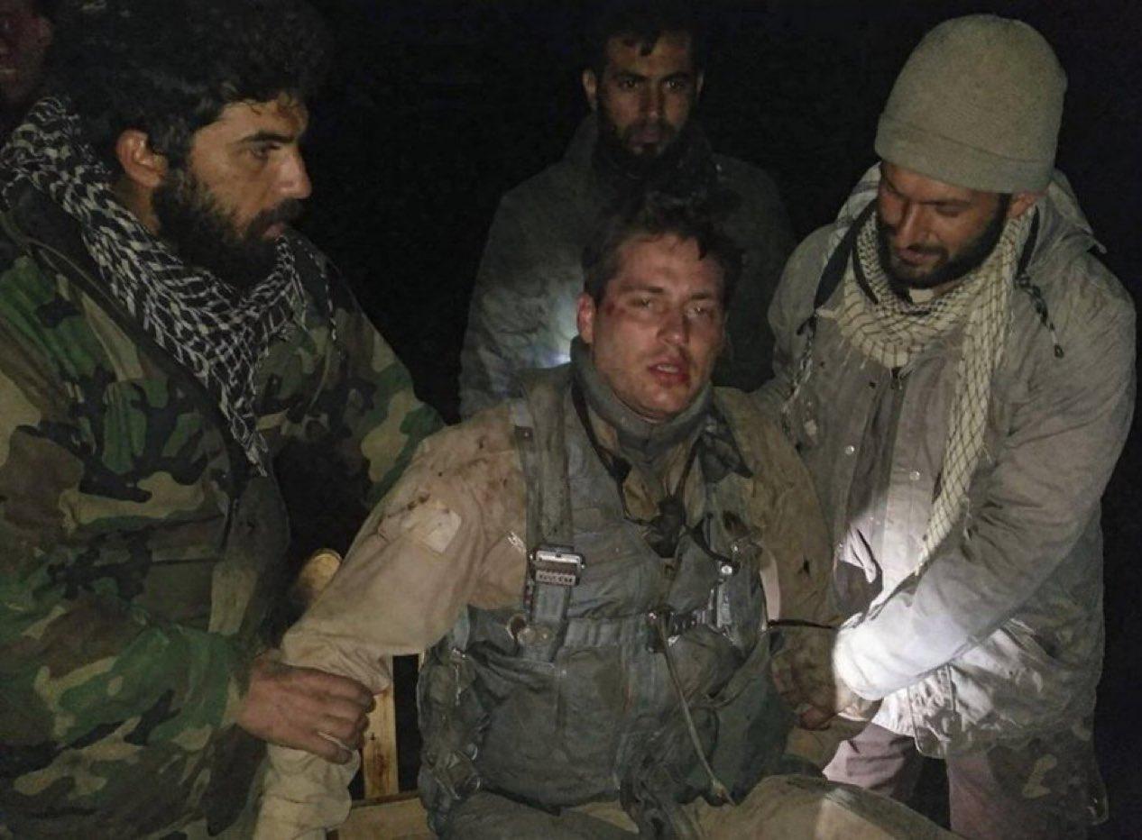 美国政治脏手伸得越来越长了！这张美军被俘的照片，100%不可能是AI合