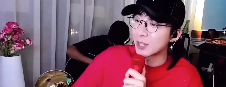 做梦是最好的办法，很多人都想嫁给刘宇宁！刘宇宁直播解释，嫁给刘宇宁最好的