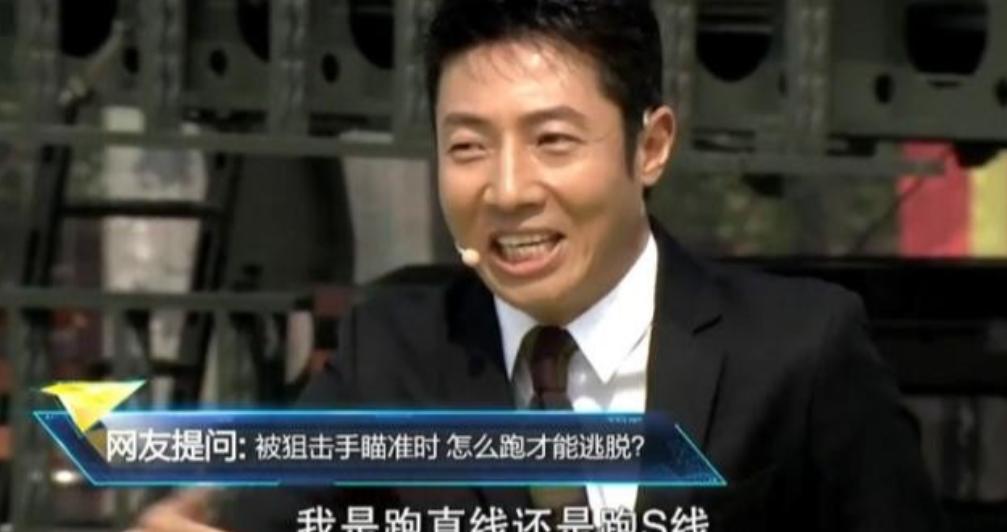 一次节目里，撒贝宁带着好奇追问狙击手：“要是真有狙击手瞄准我，我跑直线快还是绕着