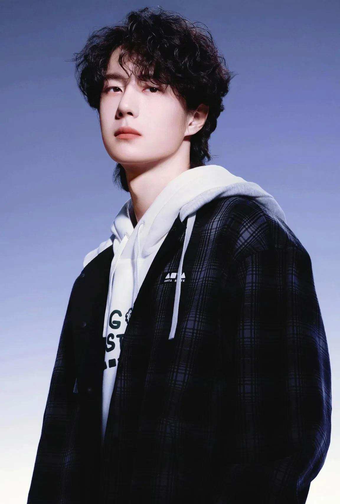 在上海的长乐路611弄有王一博的户外广告。姐妹们快去打卡。是王一博一头卷发的新