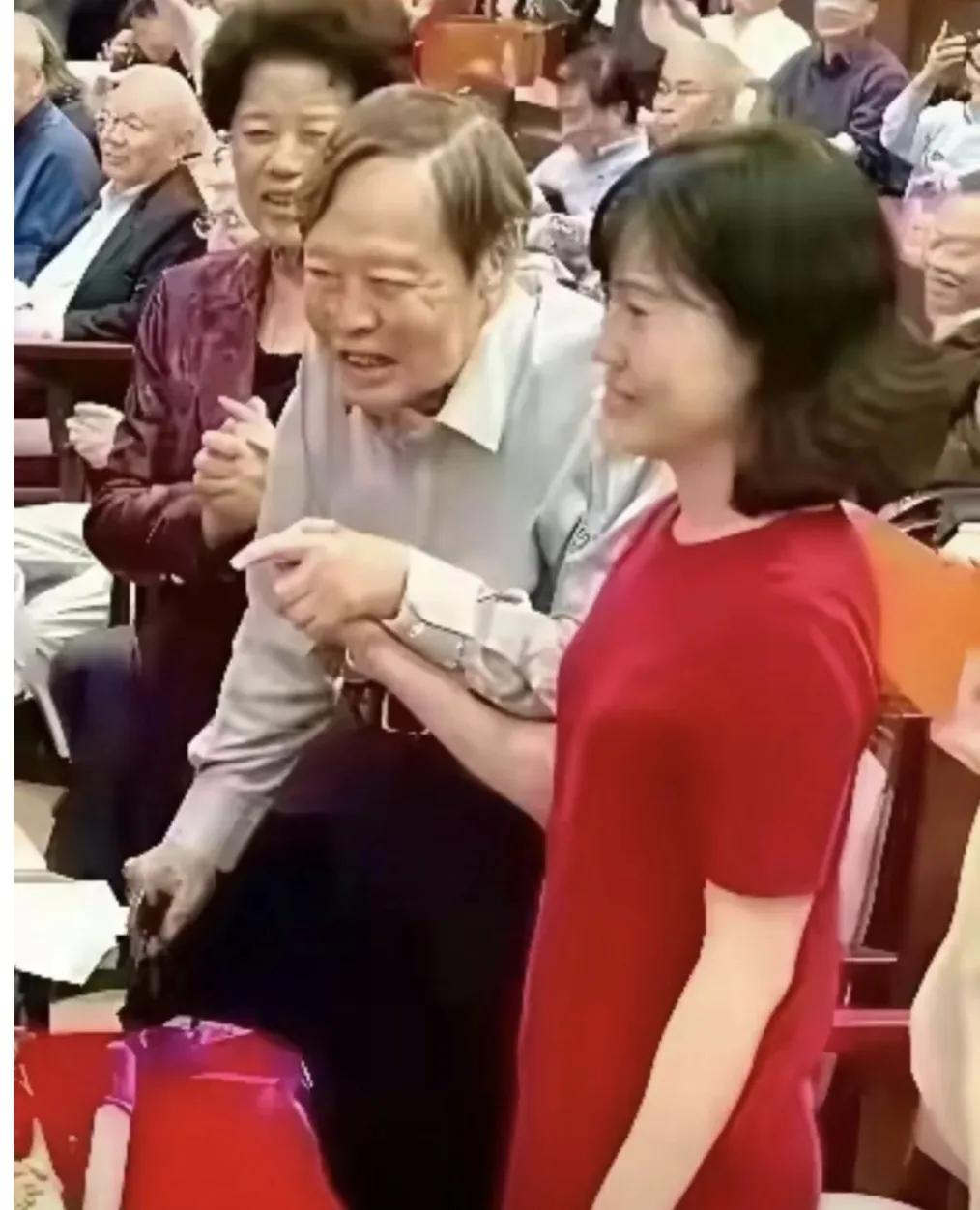 不服老不行！103岁的杨振宁教授和翁帆一起参加活动。看杨教授弯着身子，左手扶着翁