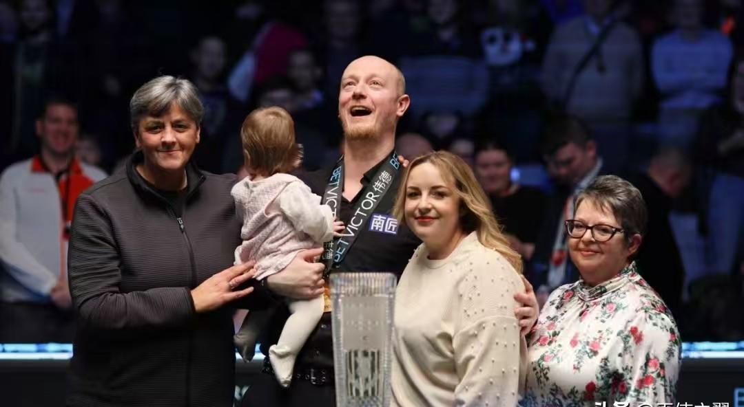 他把冠军奖杯，直接塞进了一岁女儿的生日礼物盒里。你见过这样的男人吗？职业生涯