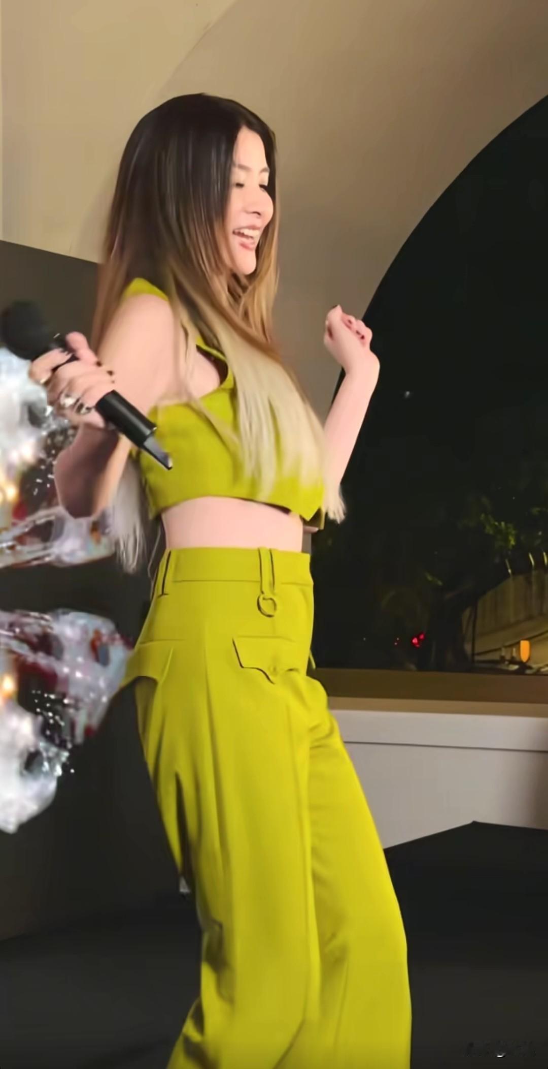 陈慧琳演出现场，53岁这状态真绝了，无绯闻的不老女神[赞][赞][赞]53岁陈慧