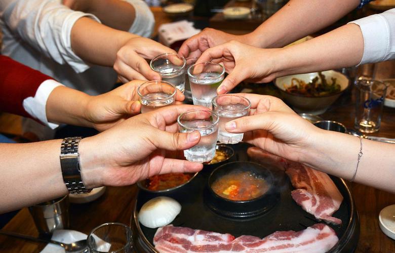 “这就是放纵的代价！”云南宜良，一女子带着2个年幼儿子，跟朋友还有3个男子狂喝到