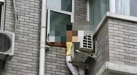 湖南一男子爬上了阳台修空调，恰巧看见了对面阳台上正洗澡的女邻居，女邻居大叫“有流