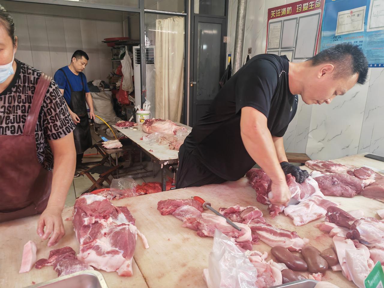 市场里这家猪肉店，每天一开门，人就泱泱的，都是来买猪肉的，我去买过几次，卖肉的老