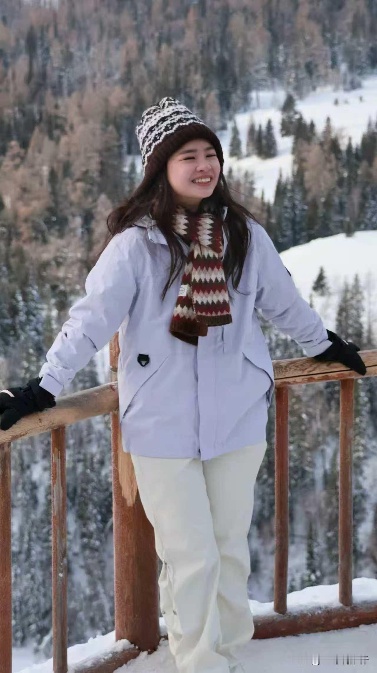 阿勒泰山间的冬雪是温柔的诗篇阿勒泰山间的冬雪，是大自然落笔的温柔