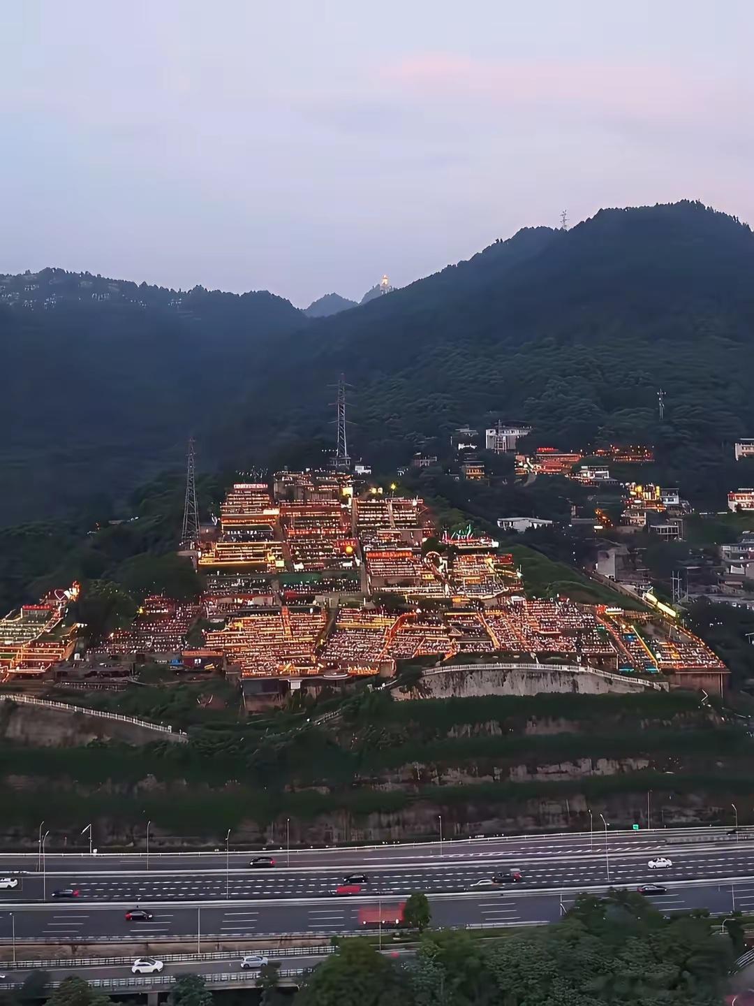重庆网红打卡点哈儿山，已经被拆了，盲猜是违建吧。之前来这里打过卡的成绝唱了，这个
