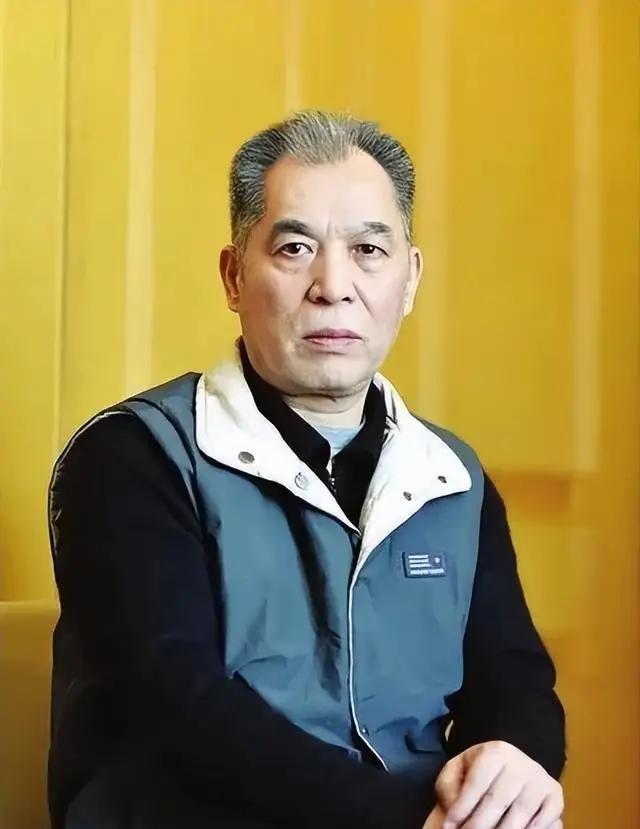 梁晓声的小姨20多岁时，工作刚转正，却因未婚怀孕3个月被开除，小姨咬死不说出孩子